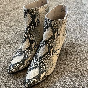 Steve Madden Size 10 Snake Boot